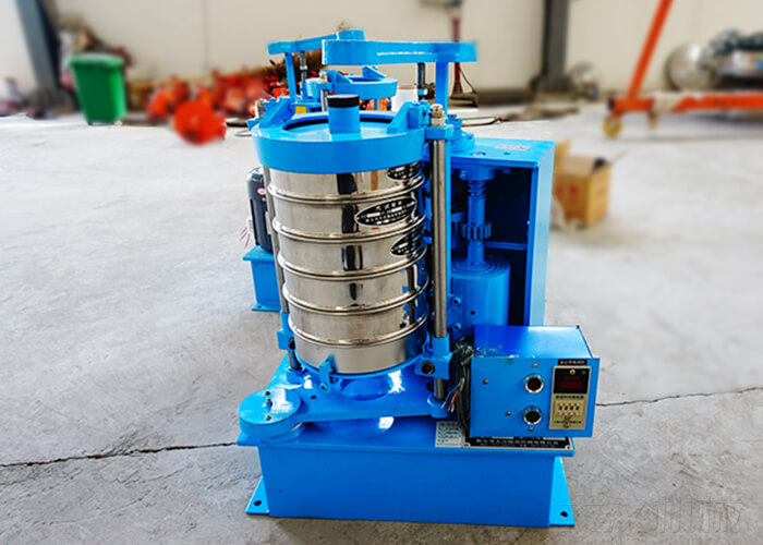 拍擊篩具有水平圓周運(yùn)動(dòng)和垂直敲擊運(yùn)動(dòng)，下料快、不易堵塞