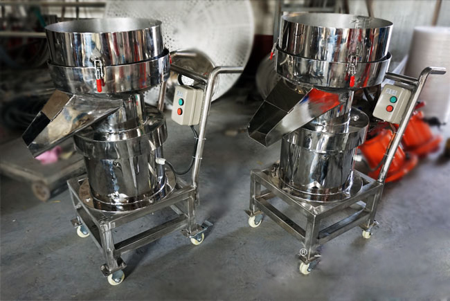 450型過濾篩機實拍：全不銹鋼小推車式過濾篩，便于篩機的移動，適合場地不確定的用戶。